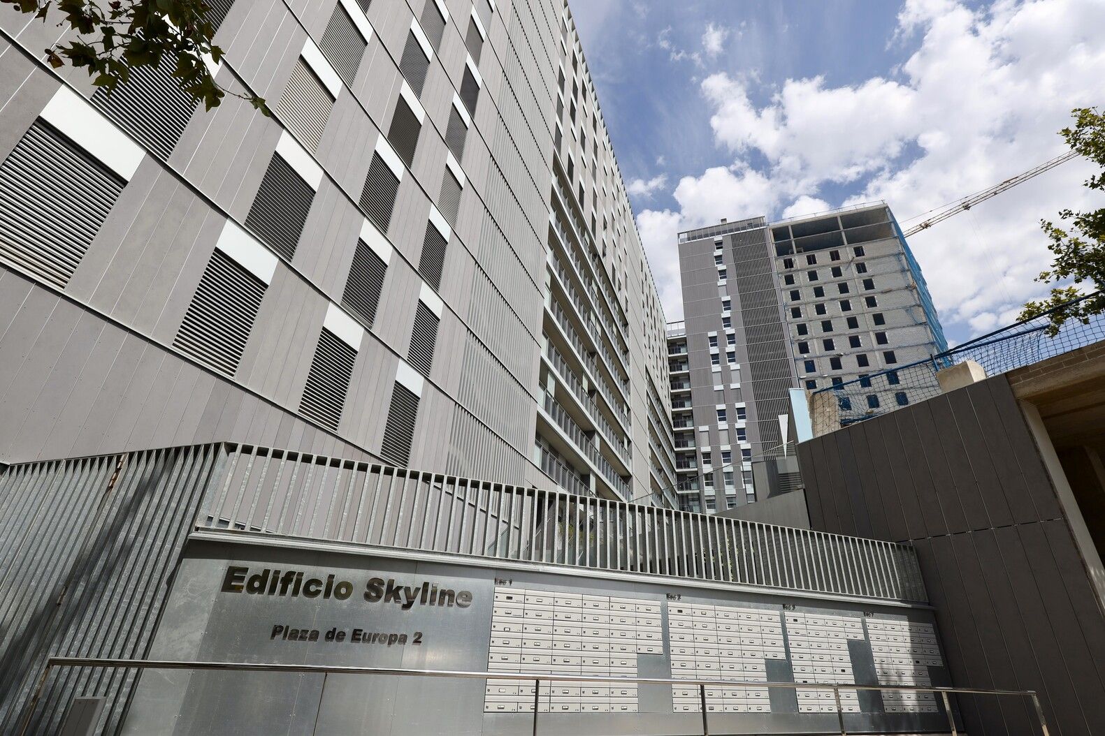 Ventanas de aluminio en edificio residencial